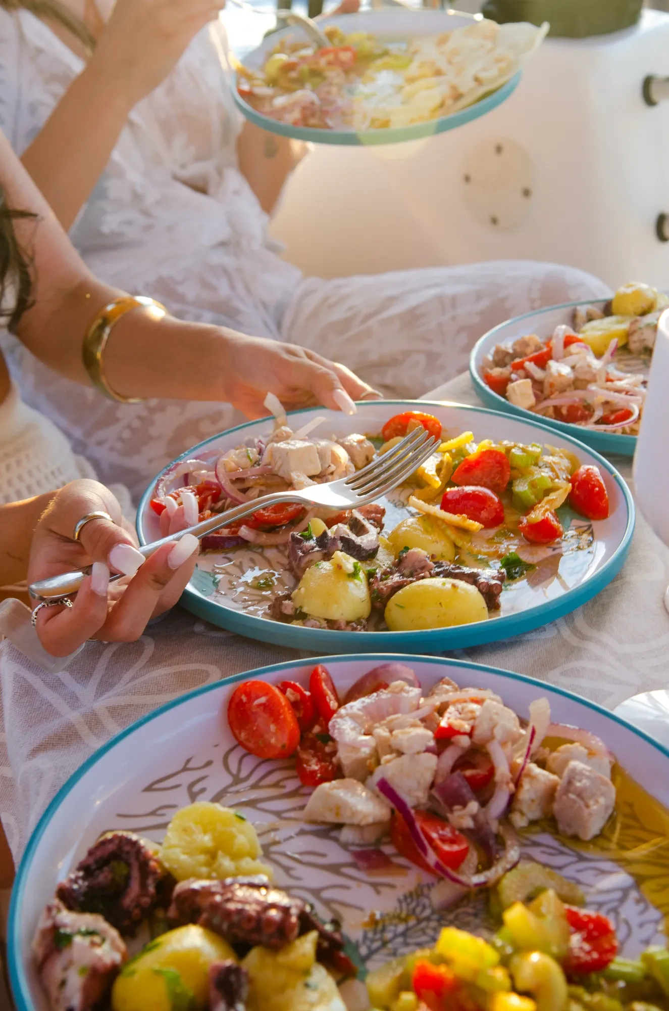 Piatti di apericena di pesce a bordo: polpo, tonno e bottarga