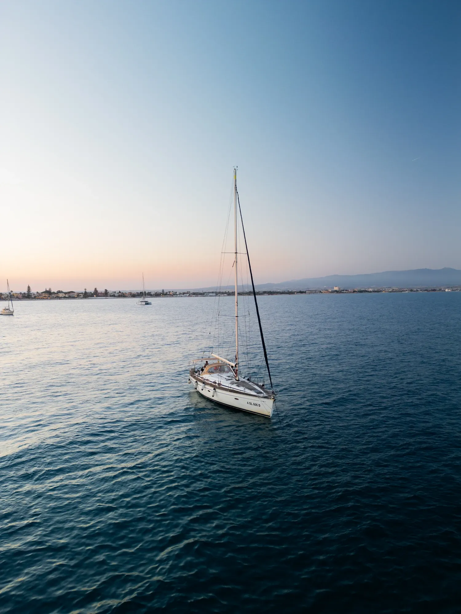 Barca a vela nel Golfo degli Angeli a Cagliari al tramonto